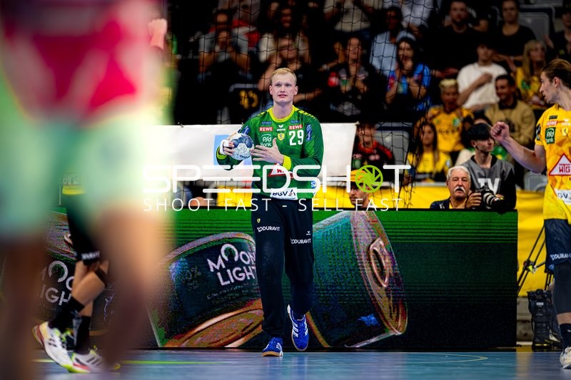 Torwart David Späth (29; Rhein Neckar Löwen) hält Ball