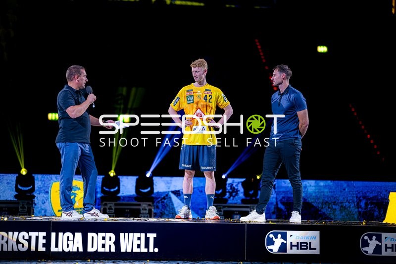 Spieler Jon Lindenchrone Andersen (42; Rhein Neckar Löwen) auf Bühne