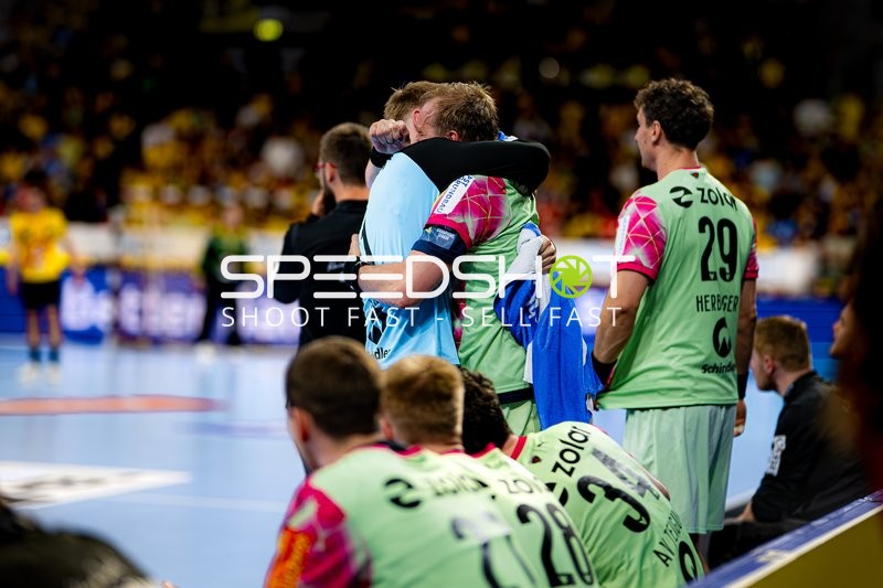 Spieler feiern gemeinsam