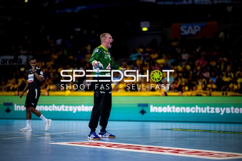 Torwart David Späth (29; Rhein Neckar Löwen) hält Ball