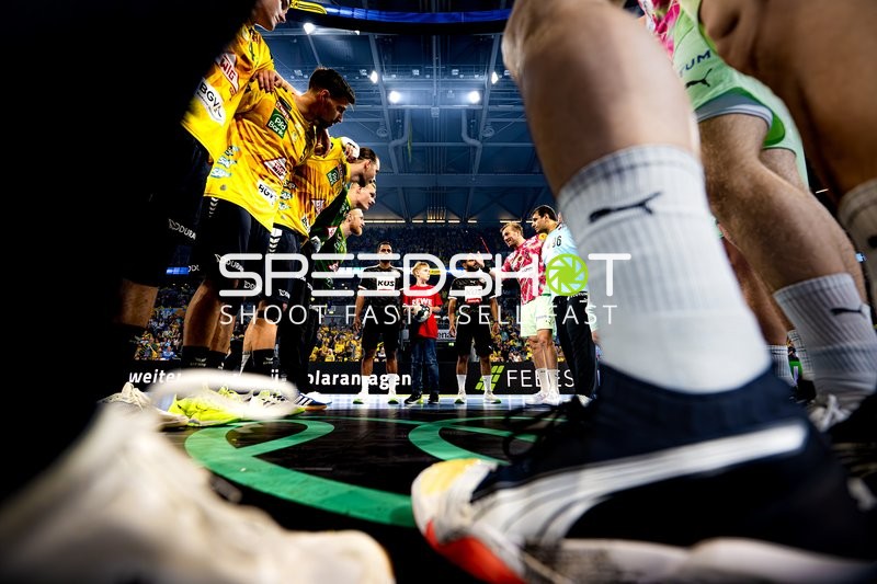 Spieler beider Teams gegenüber