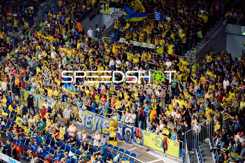 Team und Fans feiern