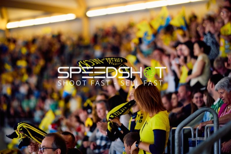 Fans feiern in der Halle