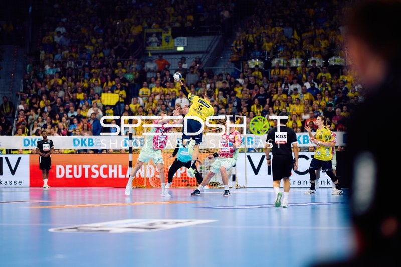 Wurf aufs Tor Ivan Martinović (5; Rhein Neckar Löwen)