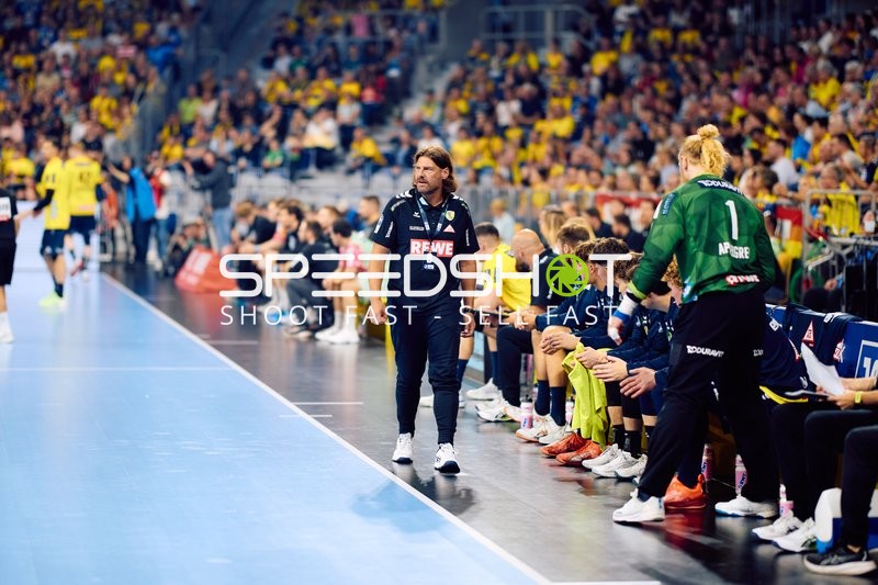 Trainer Sebastian Hinze (cheftrainer; Rhein Neckar Löwen) an Seitenlinie