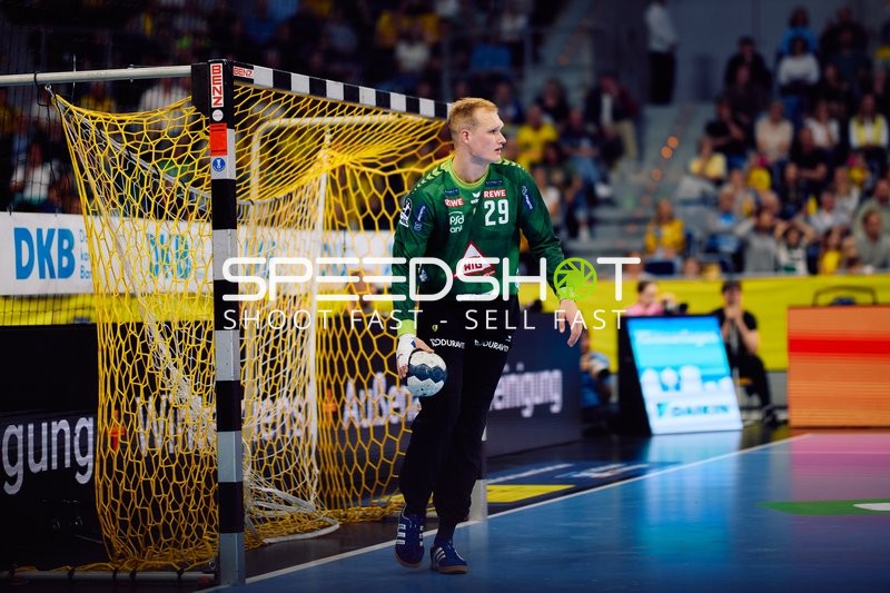 Torwart David Späth (29; Rhein Neckar Löwen) hält Ball