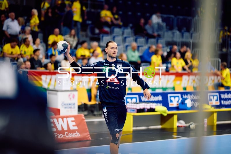 Olle Forsell-Schefvert (25; Rhein Neckar Löwen) hält den Ball