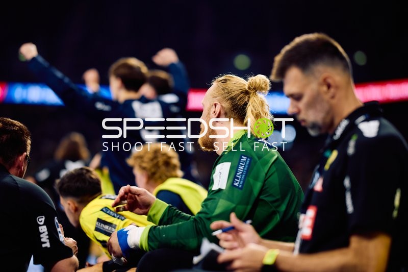 Spieler und Coach an Seitenlinie