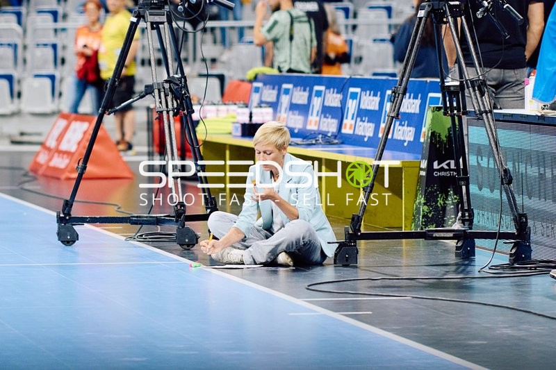 Moderatorin am Spielfeldrand