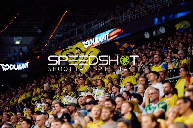 Fans feiern in der Halle