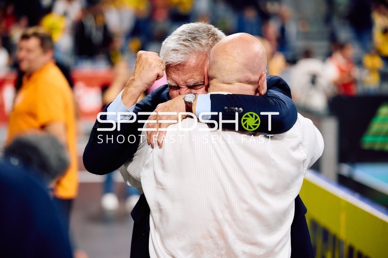 Trainer feiern gemeinsam