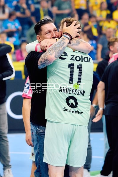 Spieler Lasse Andersson (11; Füchse Berlin) umarmt Stefan Kretzschmar