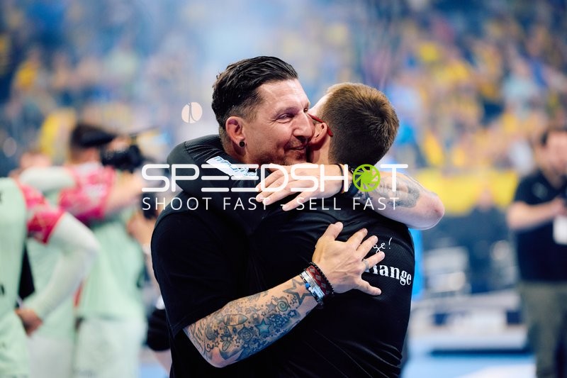 Offizielle umarmen sich