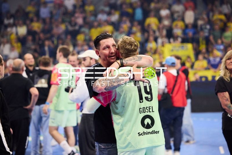 Spieler Mathias Gidsel (19; Füchse Berlin) umarmt