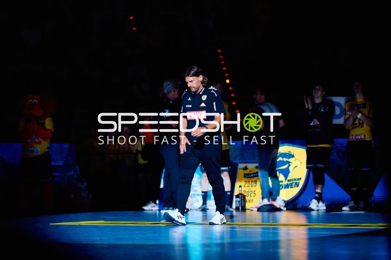 Cheftrainer in der Halle