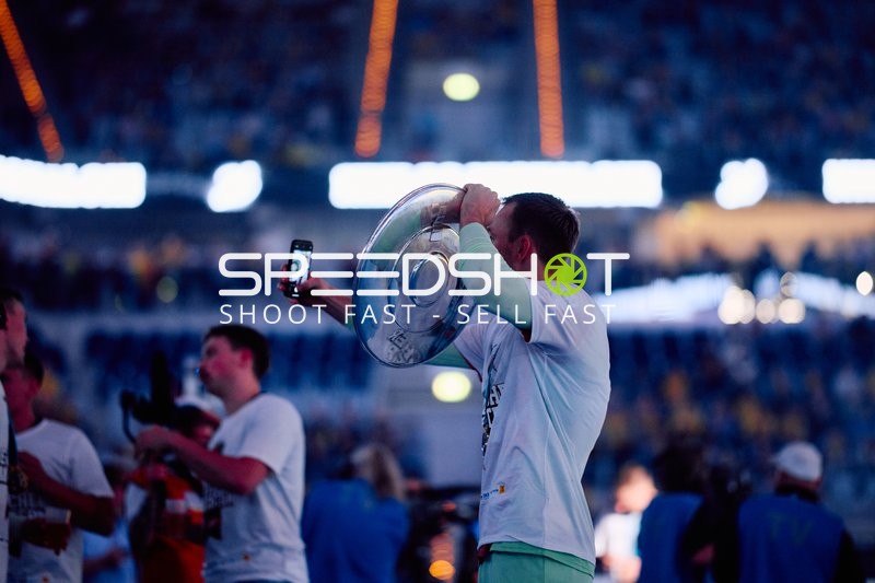 Spieler jubelt mit Meisterschale