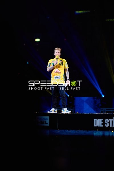 Moderator auf der Bühne