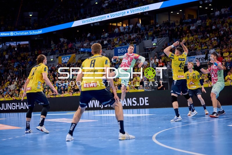 Manuel Štrlek (7, Füchse Berlin) wirft, Halil Jaganjac (45, Rhein Neckar Löwen) verteidigt