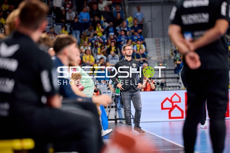 Trainer Jaron Siewert an Seitenlinie