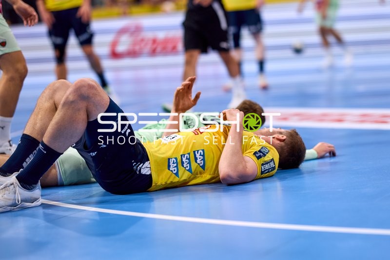 Spieler liegen auf Spielfeld