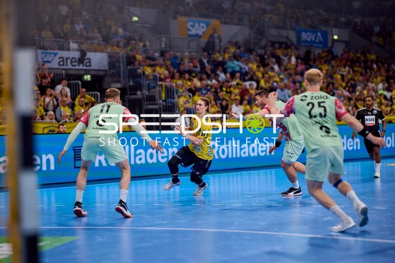 Juri Knorr wirft aufs Tor