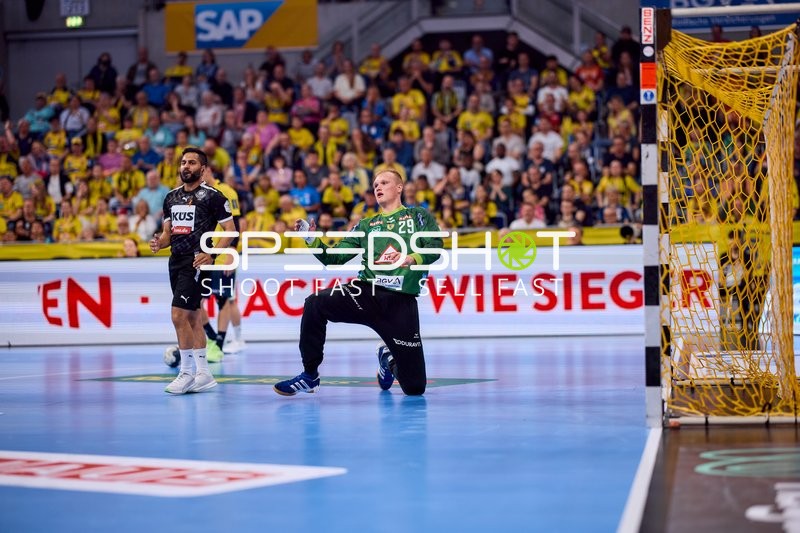 Torwart David Späth (29; Rhein Neckar Löwen) hält Ball