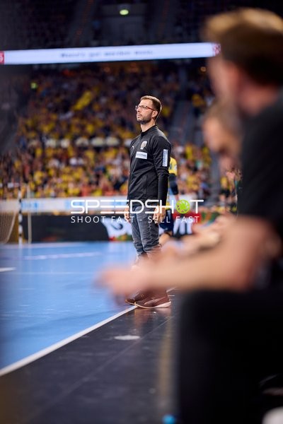 Trainer Jaron Siewert an Seitenlinie