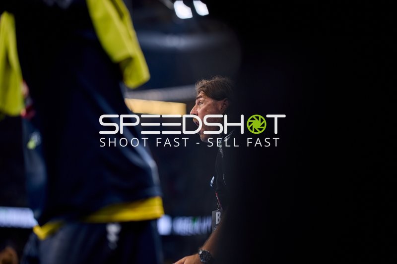 Trainer gibt Anweisungen