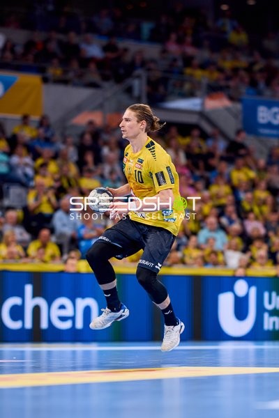 Juri Knorr (10, Rhein Neckar Löwen) springt mit Ball