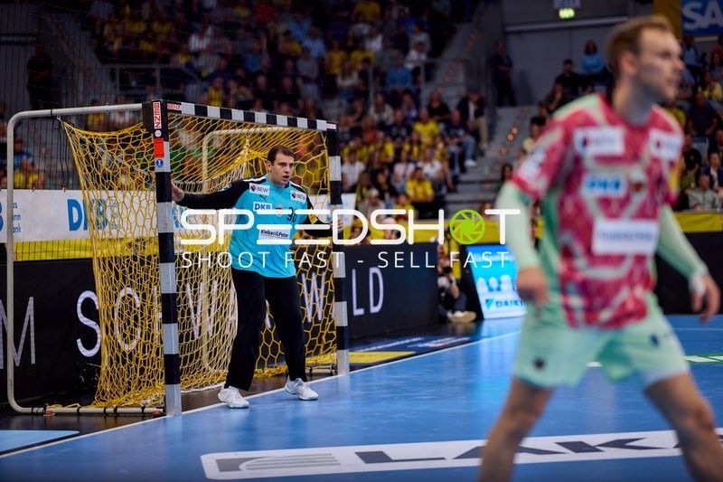 Torwart Dejan Milosavljev (96; Füchse Berlin) in Position