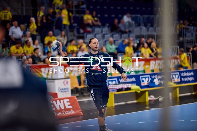 Matthes Langhoff (25, Füchse Berlin) bereitet Wurf vor