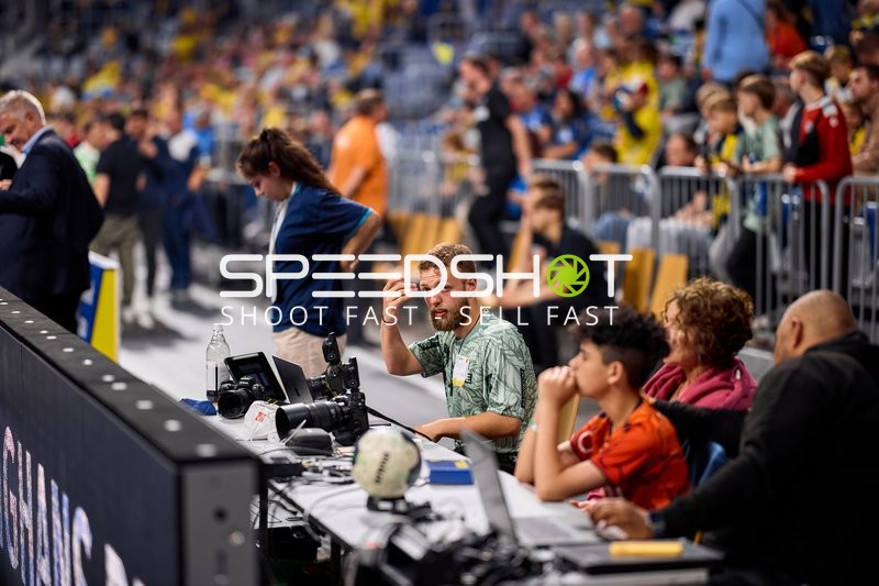 Fotograf Max Krause bei Arbeit