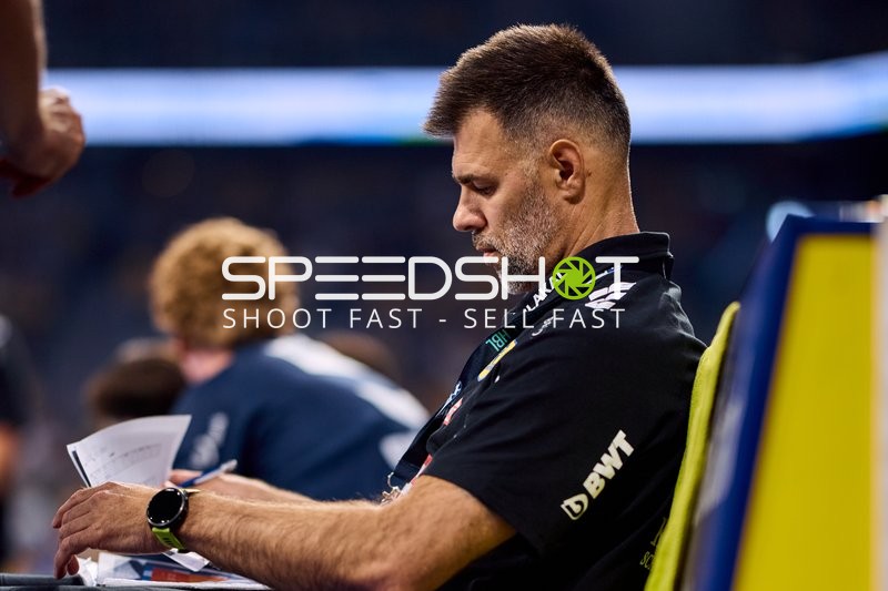 Trainer notiert sich etwas