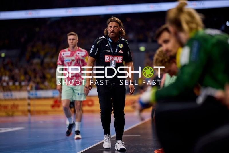 Cheftrainer Sebastian Hinze (cheftrainer; Rhein Neckar Löwen) an Seitenlinie