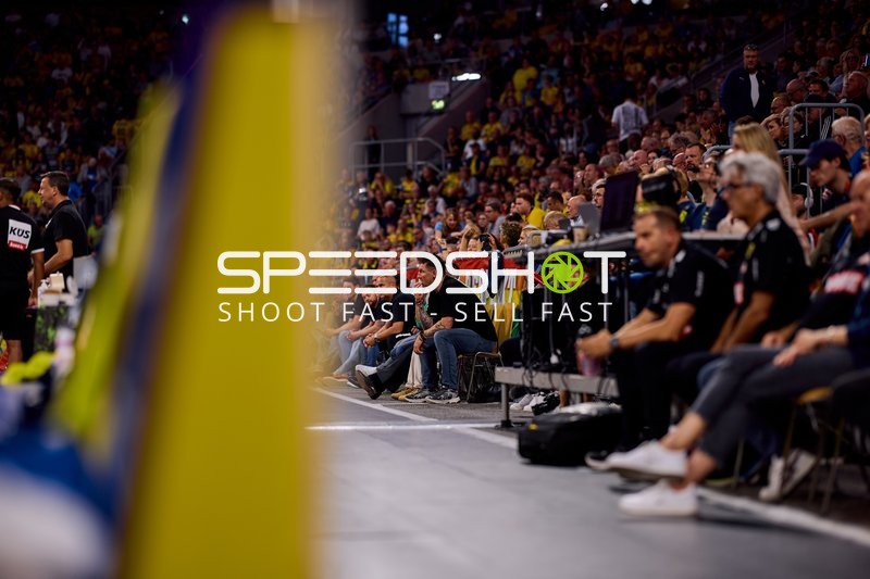 Offizielle an der Seitenlinie