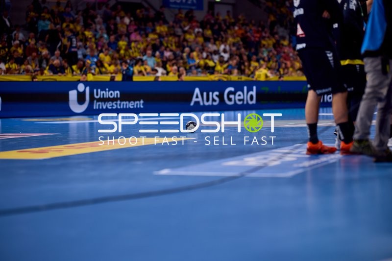 Handball-Ball auf Spielfeld