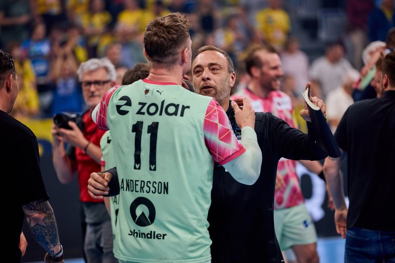 Spieler und Trainer begrüßen sich