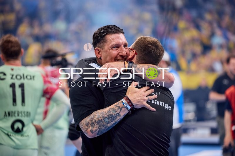 Offizielle umarmen sich