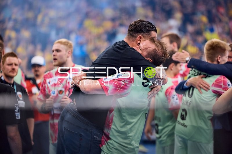 Spieler und Trainer feiern