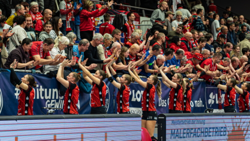 Teresa Ziegenbalg (7; Dresdner SC) und Teamkollegen feiern