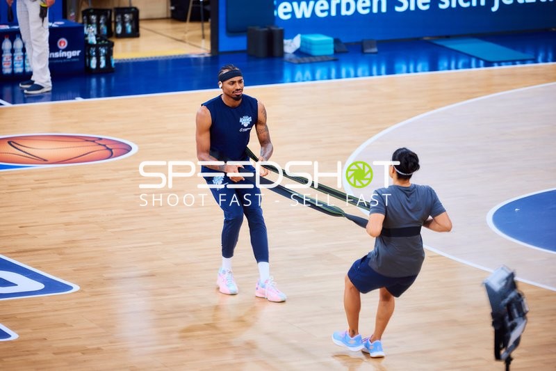 Michael Weathers (20, MLP Academics Heidelberg) trainiert mit Widerstandsband