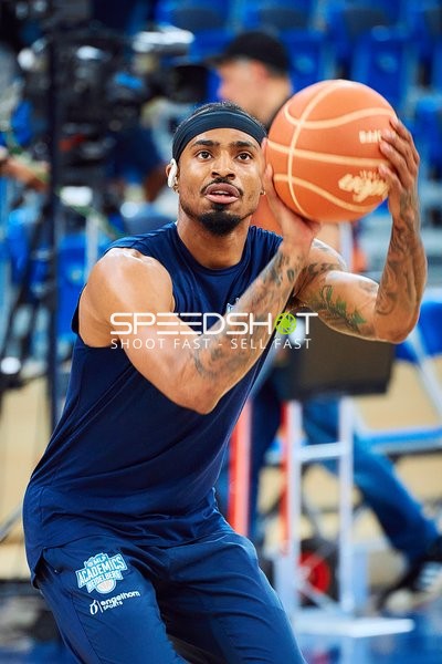 Michael Weathers (20, MLP Academics Heidelberg) mit Ball