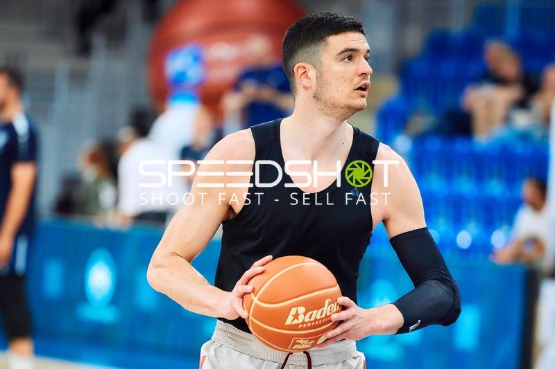 Spieler mit Ball auf dem Court