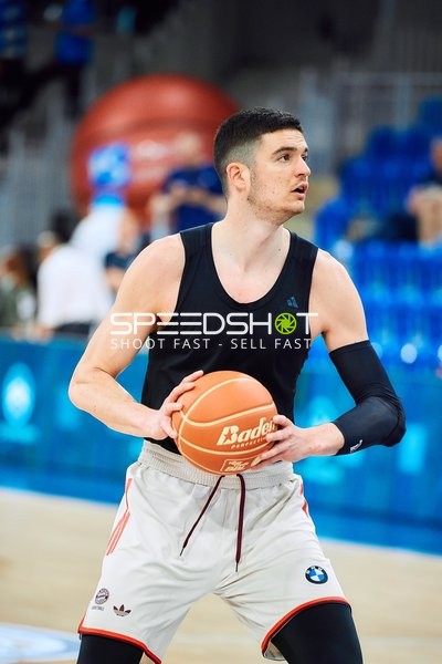 Spieler mit Ball auf dem Court