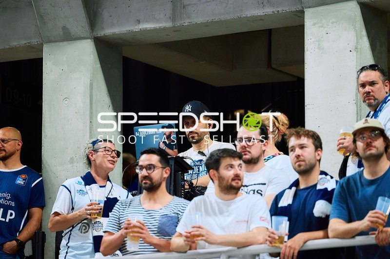 Zuschauer und DJ in Arena