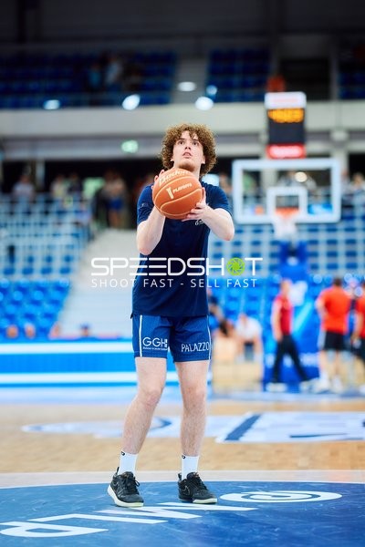 Evan Rietsch (7; MLP Academics Heidelberg) wirft auf den Korb