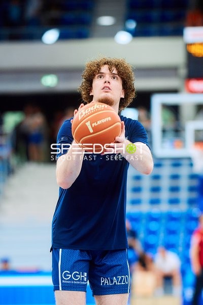 Evan Rietsch (7; MLP Academics Heidelberg) wirft auf den Korb