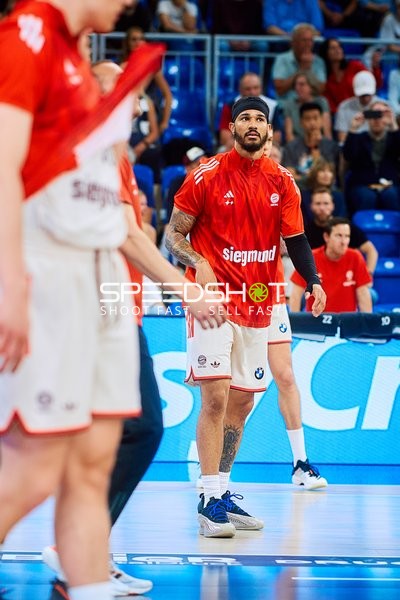 Nick Weiler-Babb (0; FC Bayern Basketball) in Position