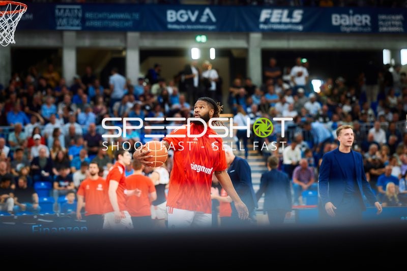 Spieler mit Ball auf dem Court