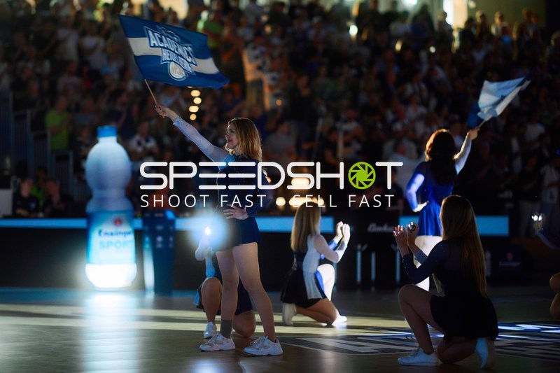 Cheerleader mit Fahnen